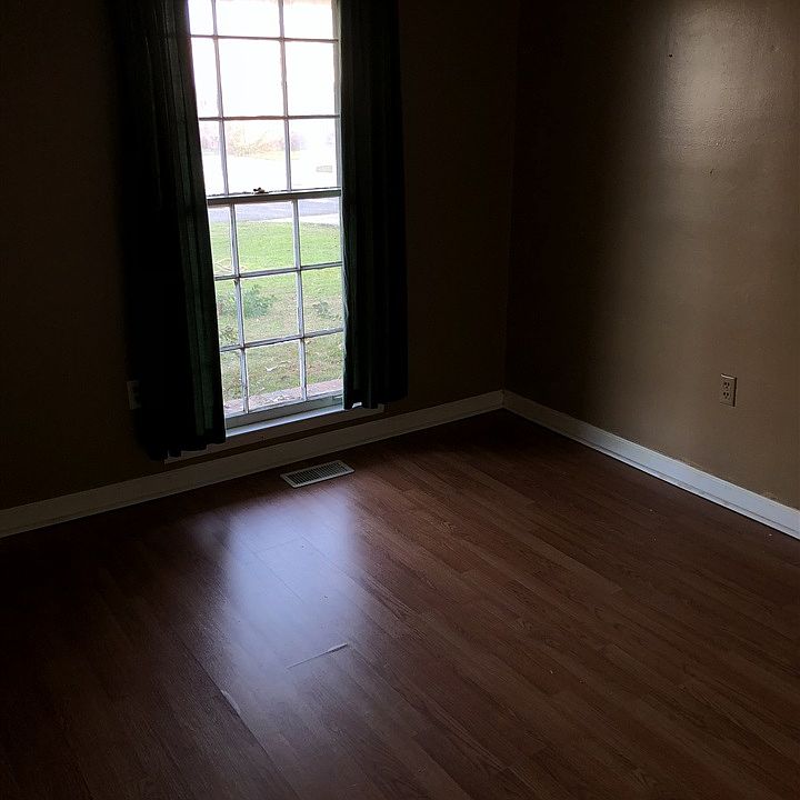2nd image of 204 Meadowridge Dr
