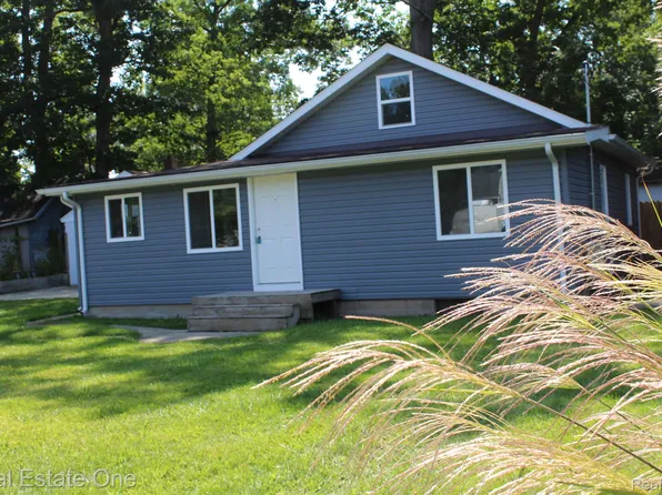 4670 Oaklawn Dr, Pinckney, MI 48169