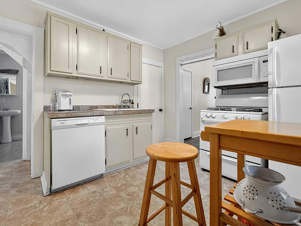 Kitchen featuring washer, gas oven/range, Fridge and Microwave.