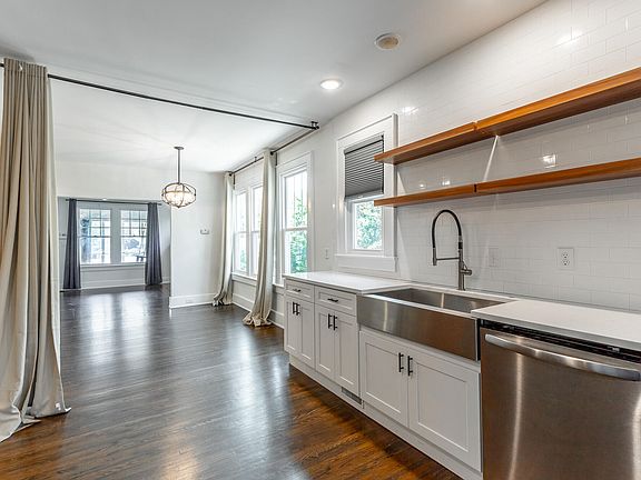 4th image of 915 Barton Ave