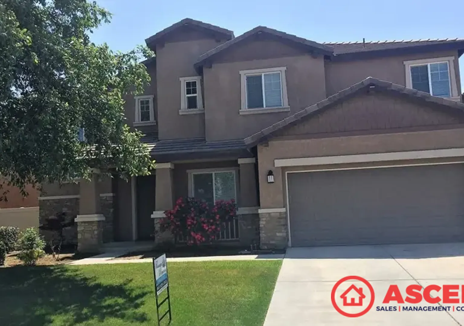 Charming 4-Bedroom, 2.5-Bath Home in 93311 Gardener Included! — Photo 1
