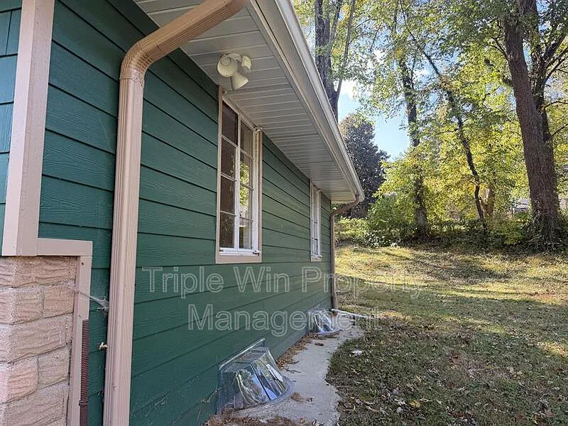 4 bed, 2.0 bath, 855 sqft, $1,500 — Photo 3
