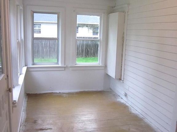 3rd image of 302 Avenue D E