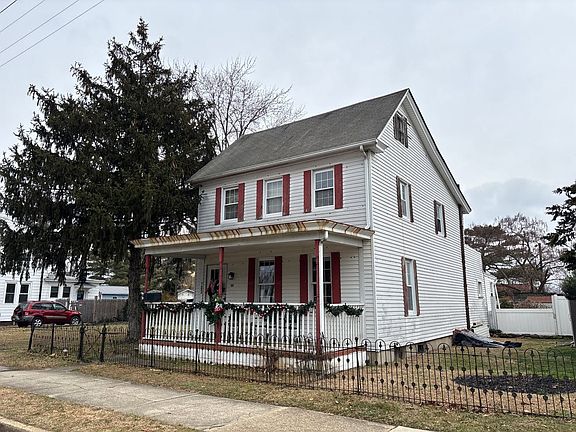 2nd image of 103 Cedar St