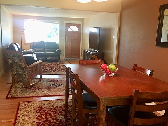 Dining room.
