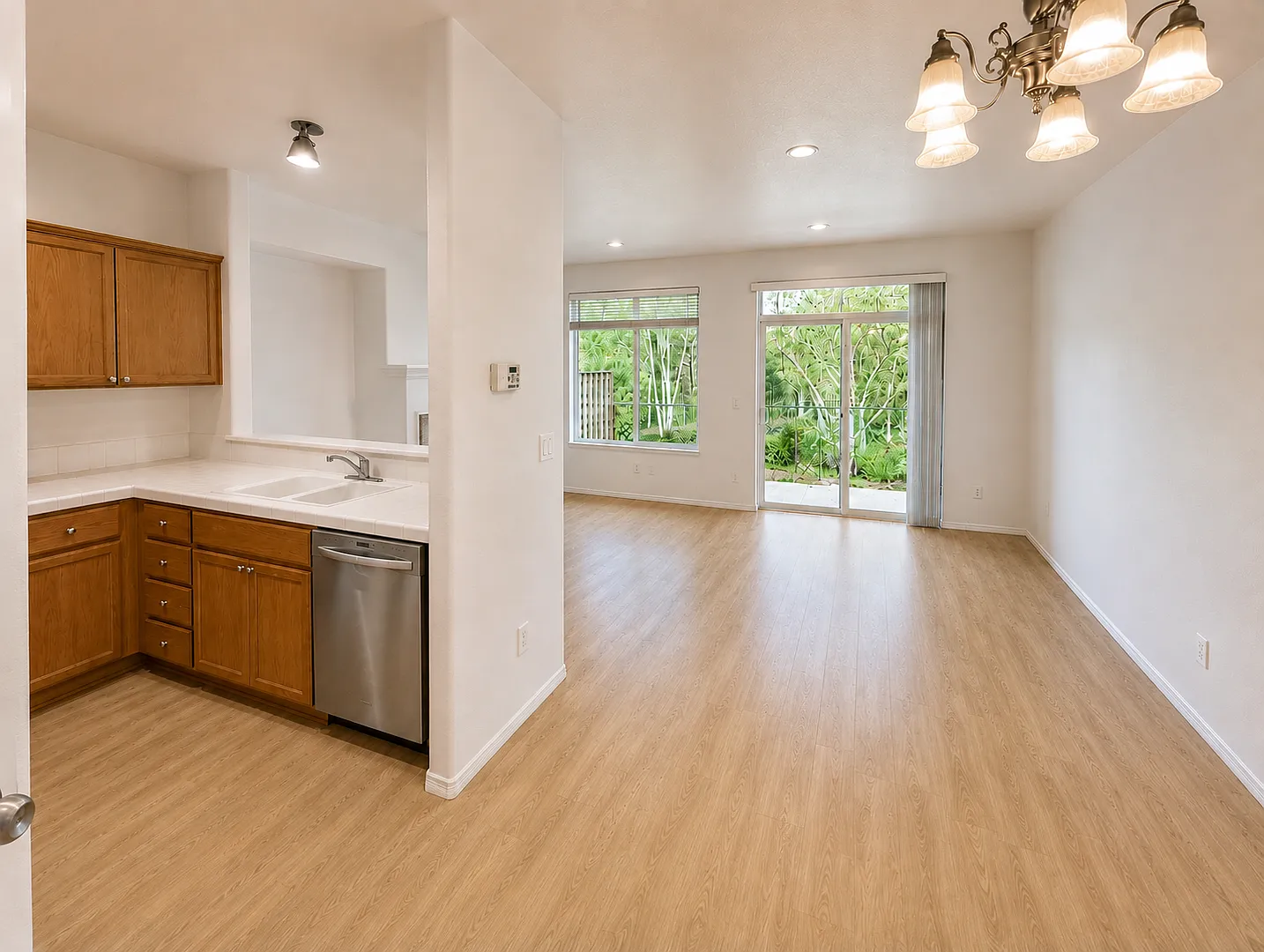 Beautiful New 3 bed 2.5 bath Home with HOA Pool Access! — Photo 3