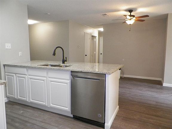 4th image of 214 Arkansas St