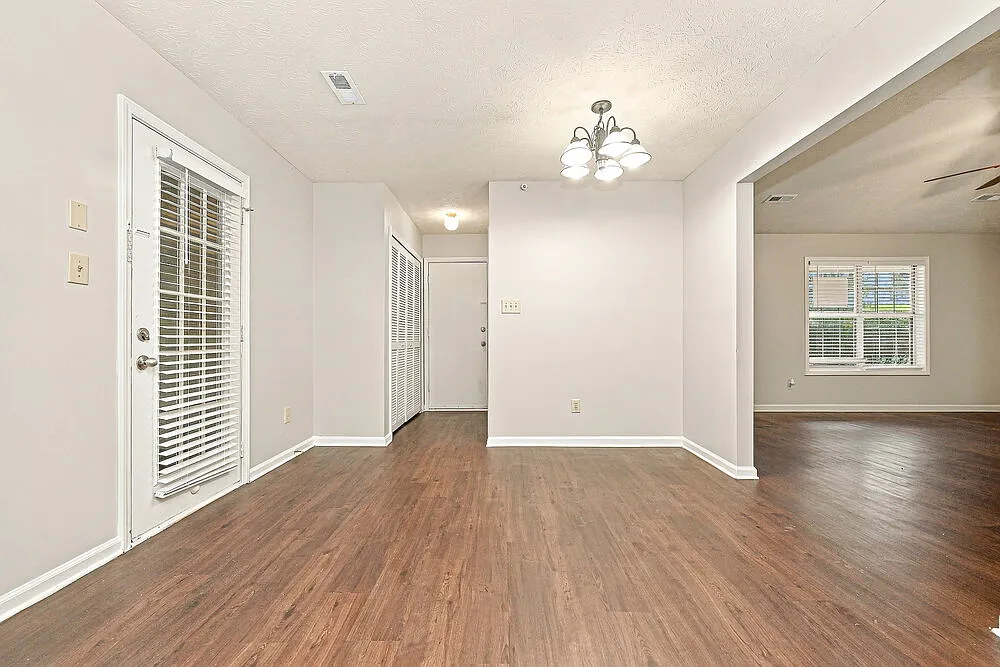 3 bed, 2.0 bath, 1414 sqft, $1,905 — Photo 4