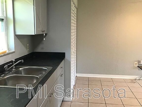 3rd image of 133 W Perry Ln