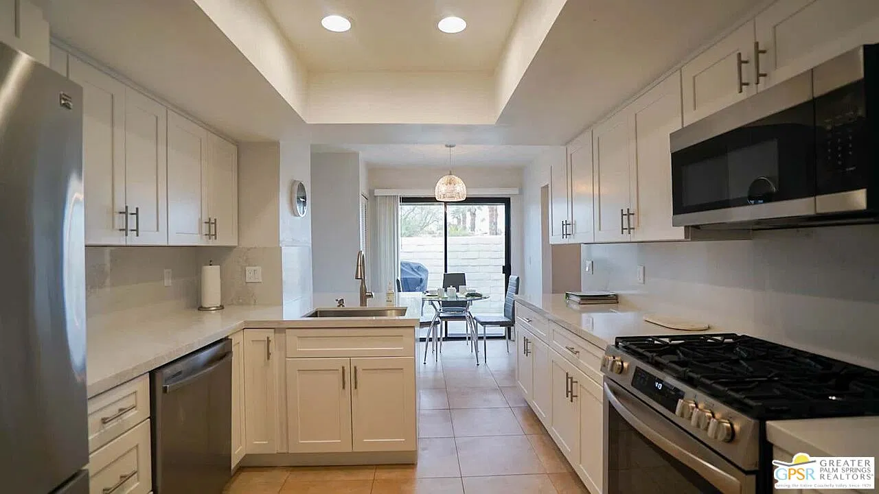 3 bed, 2.0 bath, 1550 sqft, $5,000 — Photo 3
