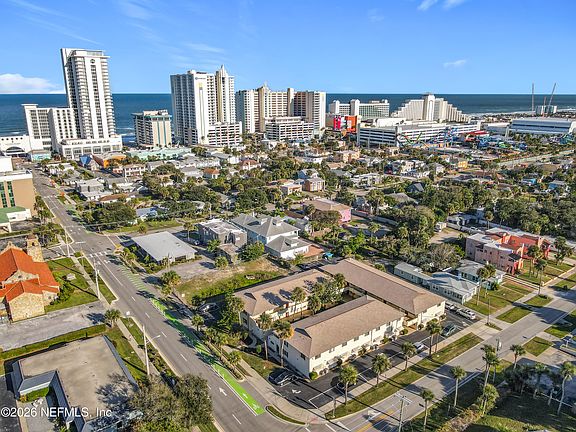 3rd image of 400 OAKRIDGE Boulevard #210