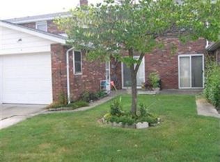24640 Clareshire Dr #2E, North Olmsted, OH 44070