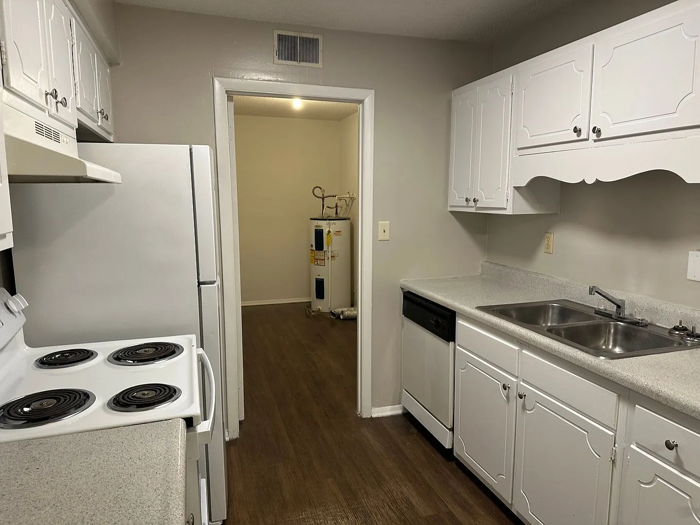 Spacious 2 Bedroom/2 Bath Condo — Photo 2