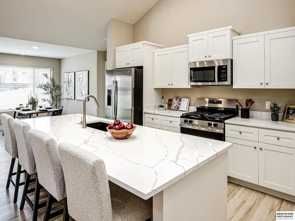 2617 Piney Creek Dr, Elkhorn, NE 68022