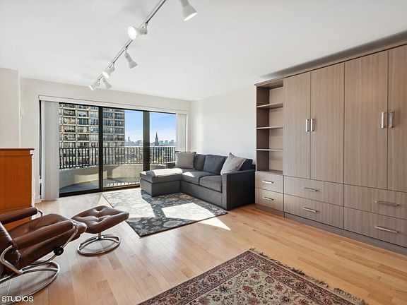 4th image of 2020 N Lincoln Park W APT 12L