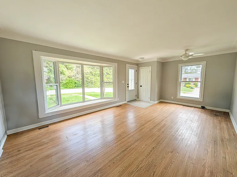 6332 Sherwood Rd — Photo 4