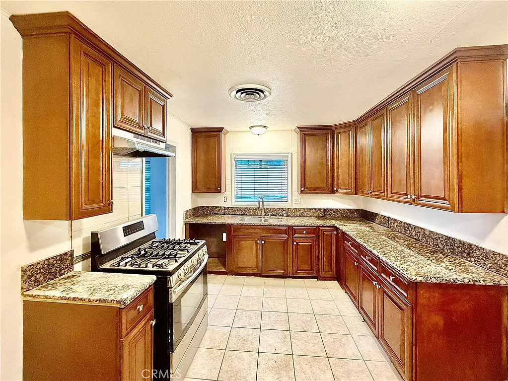 3 bed, 1.5 bath, 1512 sqft, $3,100 — Photo 2