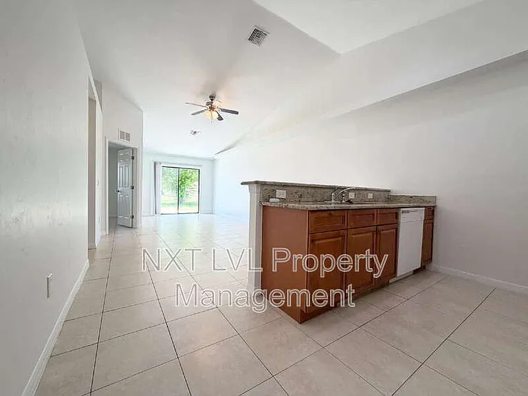 842 SW 39th Ter — Photo 5