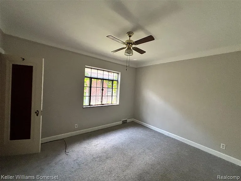 2943 Leslie St — Photo 11