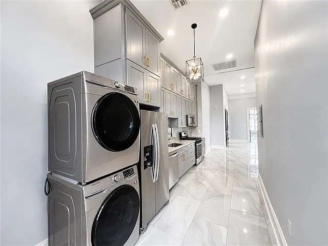 2403 Carondelet St — Photo 4