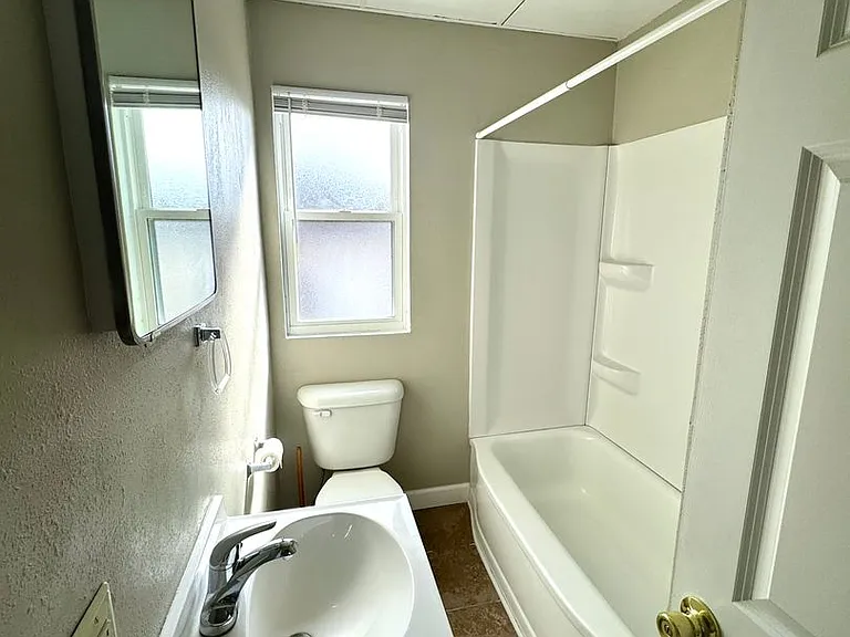 1426 N Main St — Photo 10