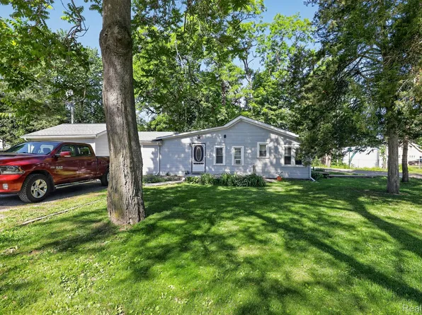 128 Front Dr, Whitmore Lake, MI 48189