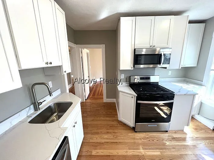3 bed, 1.0 bath, $4,400 — Photo 2