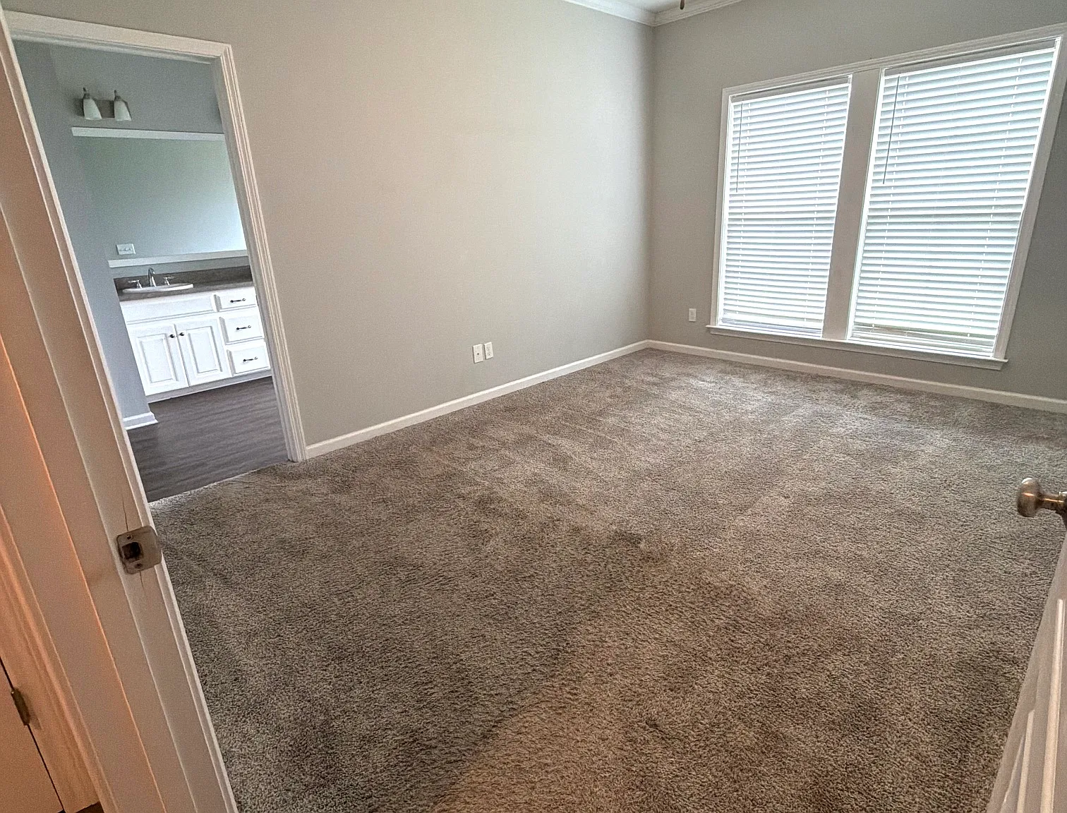 3 bed, 100 sqft, $1,695 — Photo 2
