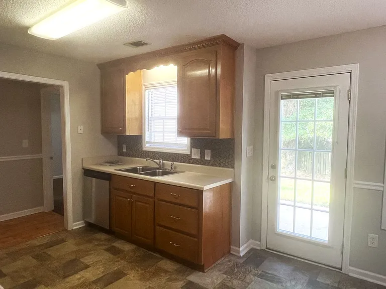 103 Reese Dr — Photo 8