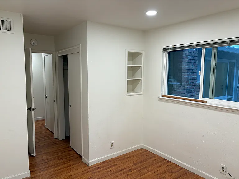215 Saint Nicholas Ct — Photo 15