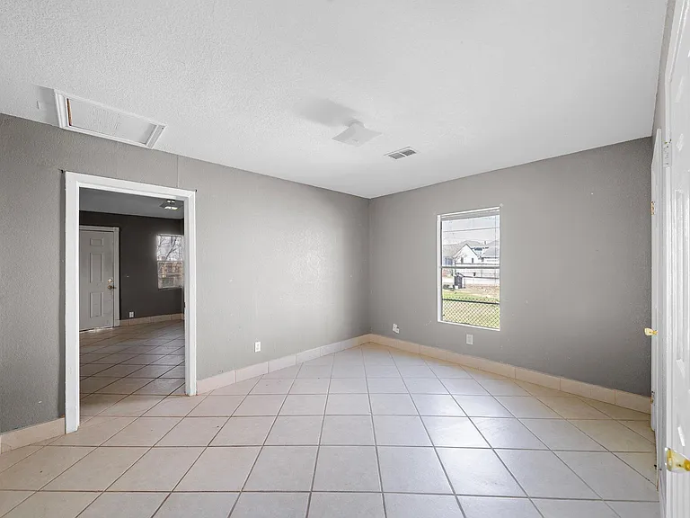 128 Kress St — Photo 7