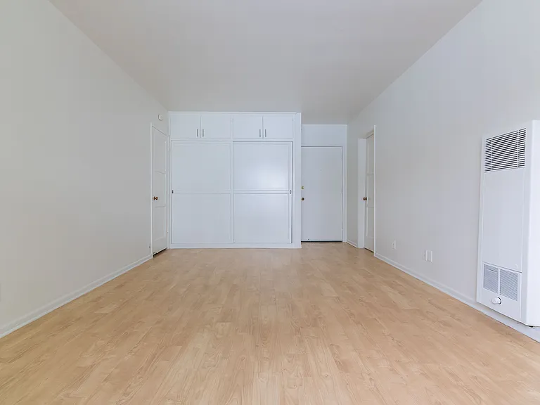 Gayley Manor Apartments — Photo 31