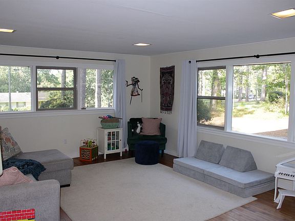 5th image of 126 Pinehills Dr