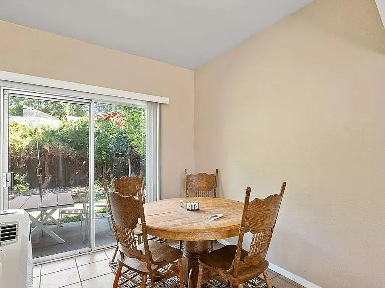 2623 Sherwood Cir — Photo 5