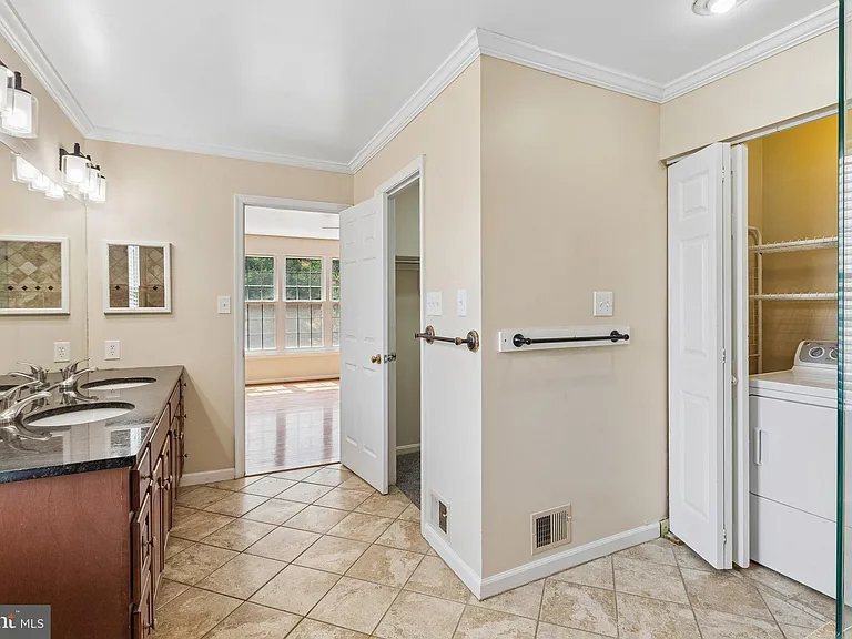 820 Chatsworth Dr — Photo 11