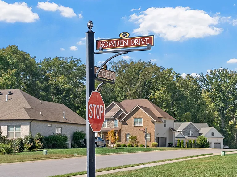 573 Bowden Dr — Photo 44