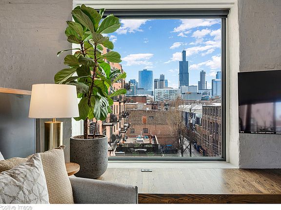 4th image of 1161 W Madison St APT 4S