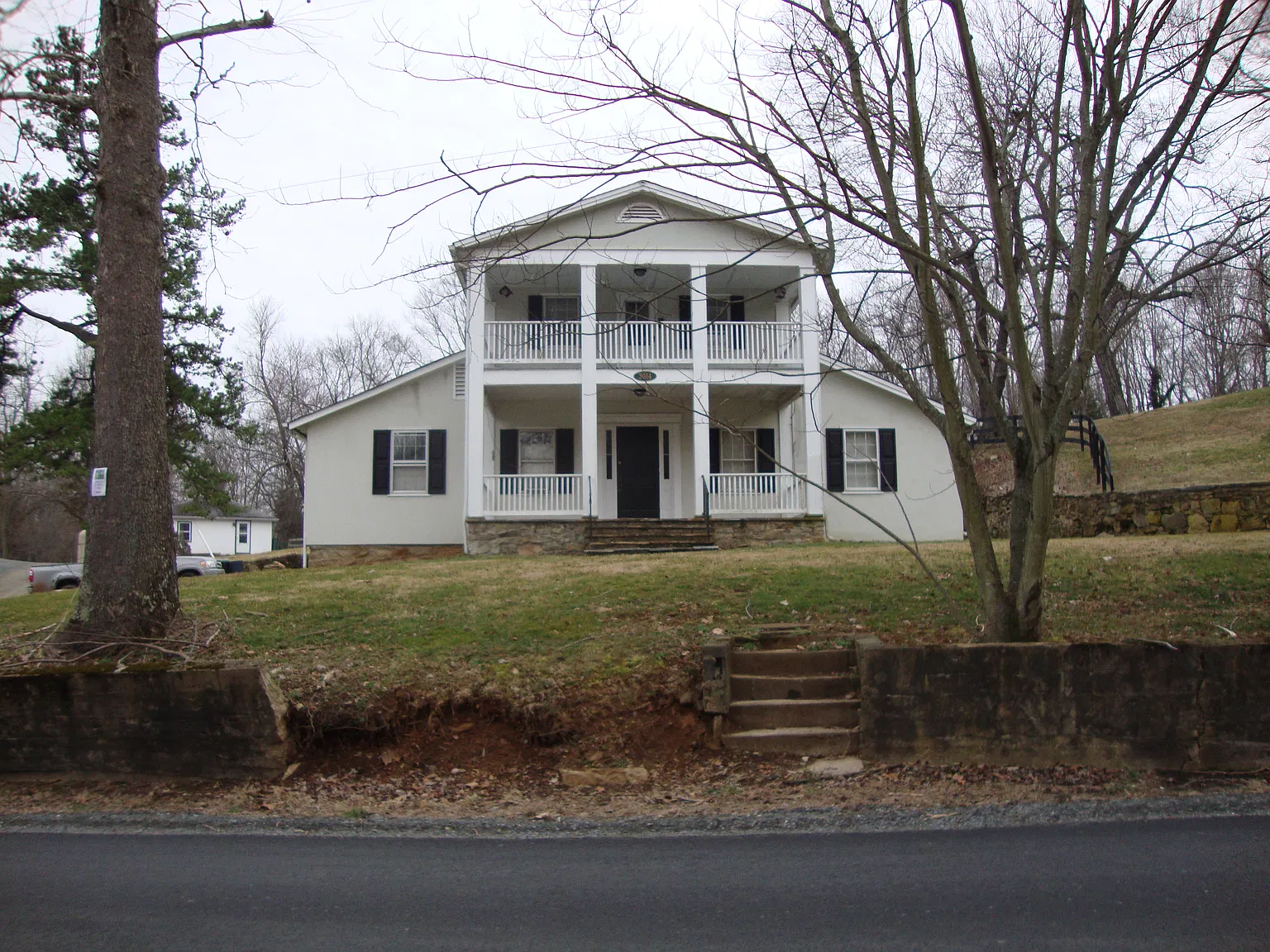 3 bed, 829 sqft, $2,495 — Photo 1