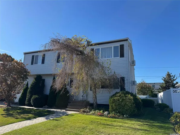 219 Riviera Parkway, Lindenhurst, NY 11757