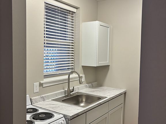 4th image of 215 N Bridge St #C