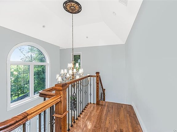 5th image of 36 Alta Vista Dr