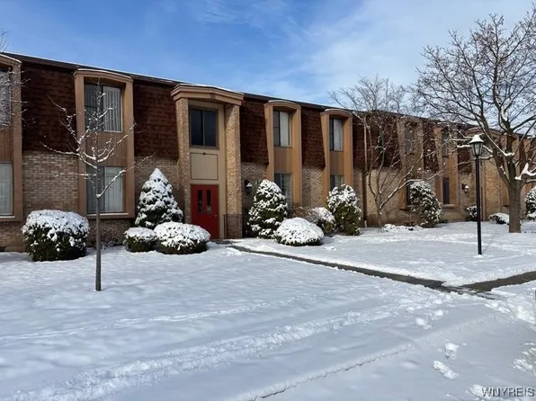 30 Charter Oaks Dr APT 2, Amherst, NY 14228