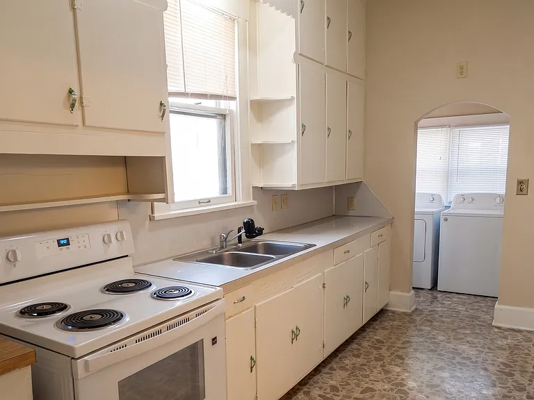 1207 E Elm St — Photo 6