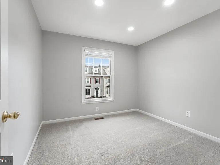 7035 Kings Manor Dr — Photo 25