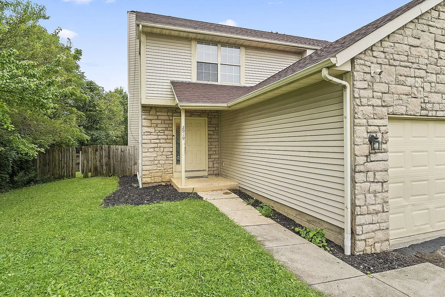 3 bed, 2.5 bath, 1674 sqft, $1,985 — Photo 2