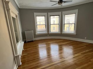 2922 N Clark St #3F, Chicago, IL 60657