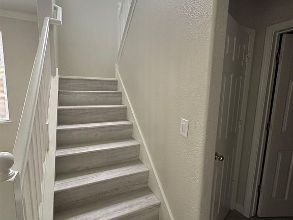5th image of 68 Lexington Ct