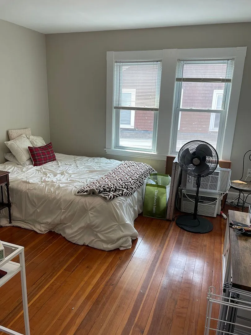 Huge 4 bed 3 bath Bi level unit near the Red Line and Commuter Rail in Quincy! — Photo 2