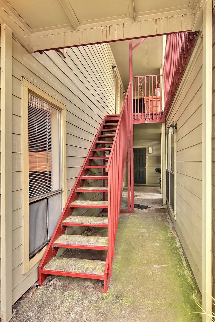 105 E 38th — Photo 3