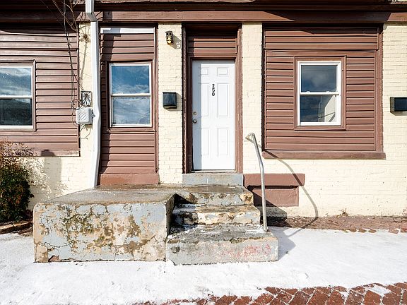 2nd image of 250 Rose St